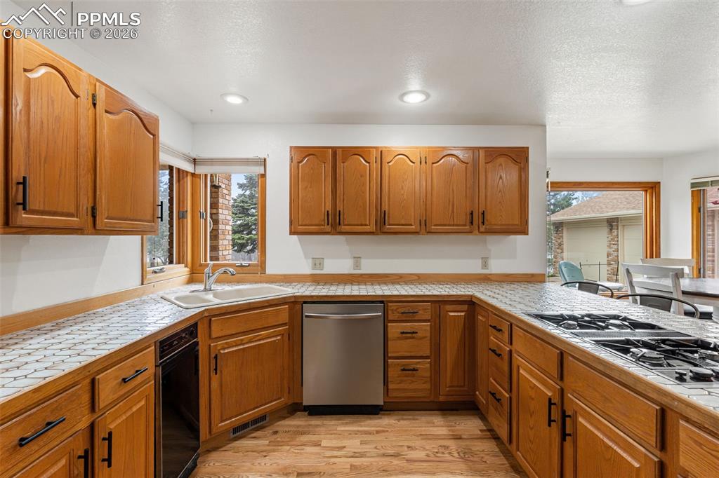 Image 12 of 50: Kitchen