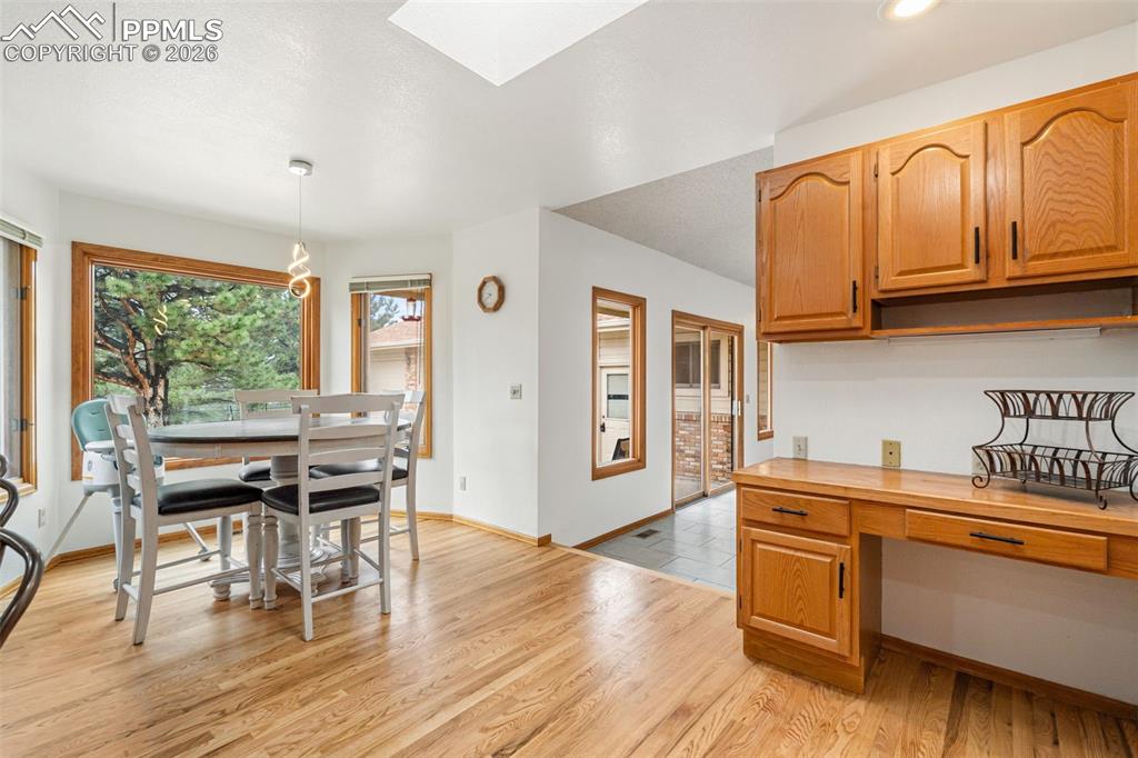 Image 16 of 50: Dining Area