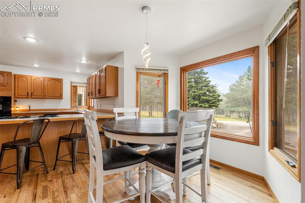 Image 17 of 50: Dining Area