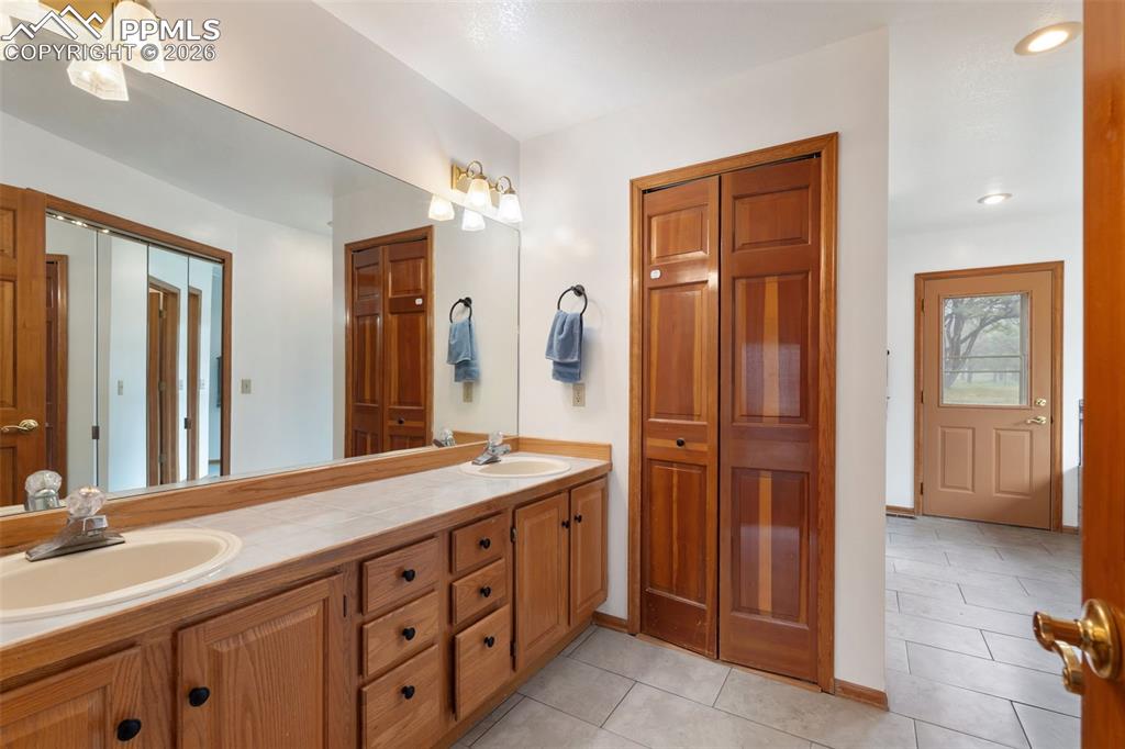 Image 36 of 50: Bathroom