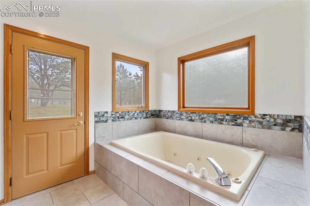 Image 37 of 50: Bathroom