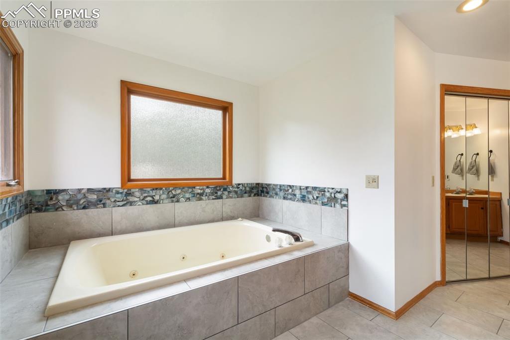 Image 38 of 50: Bathroom