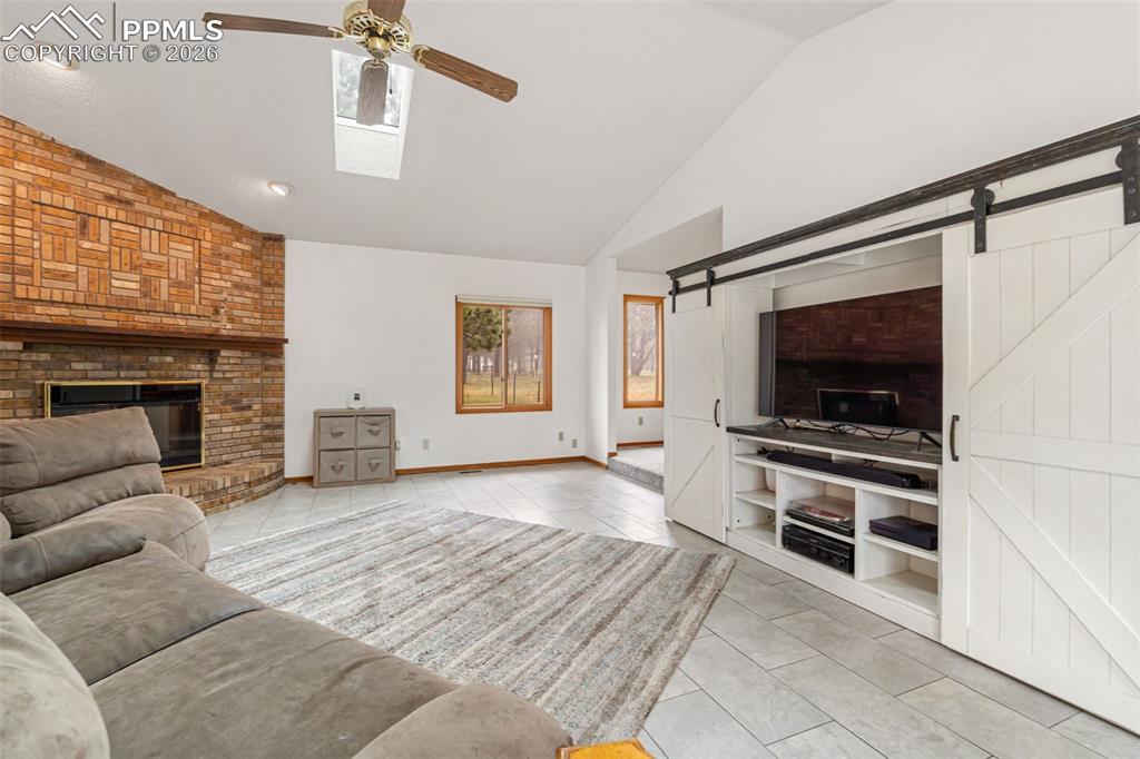 Image 6 of 50: Living Room