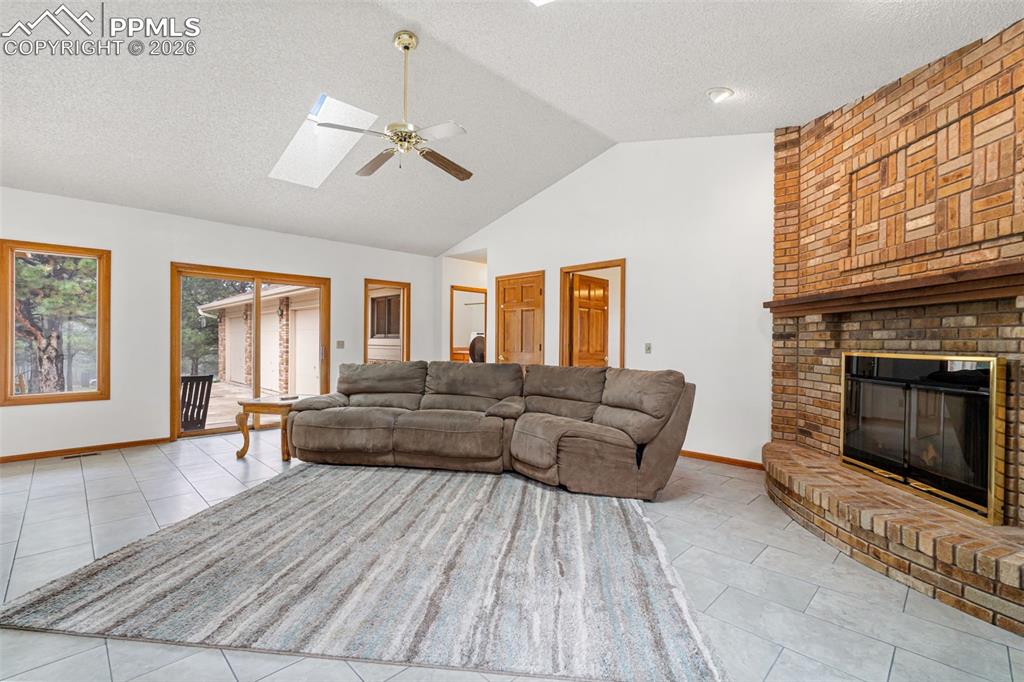 Image 7 of 50: Living Room