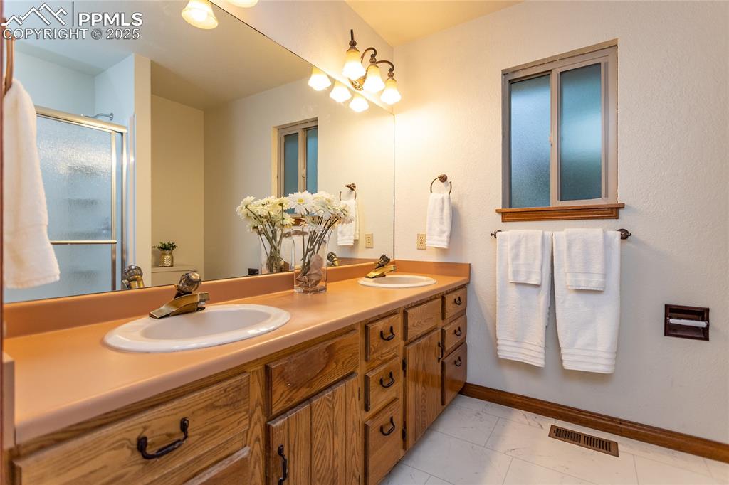 Image 11 of 24: Bathroom