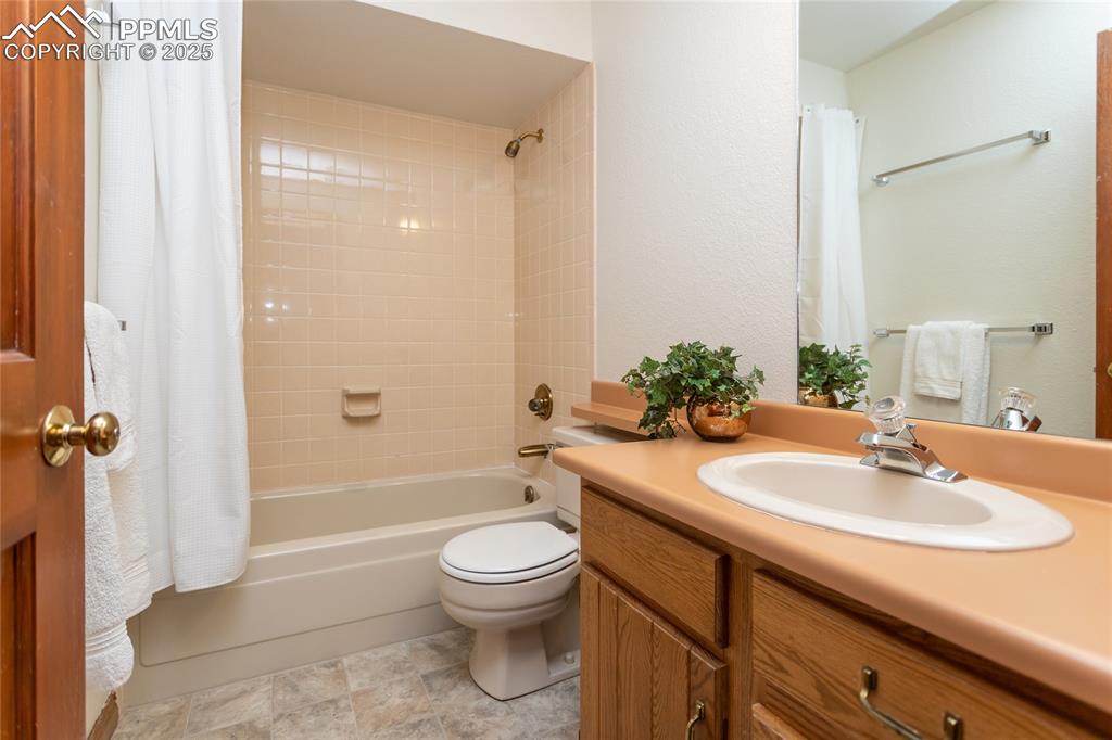 Image 13 of 24: Bathroom