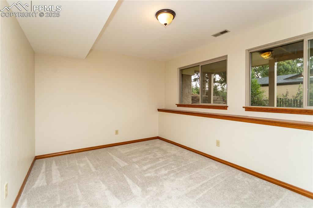 Image 14 of 24: Bedroom