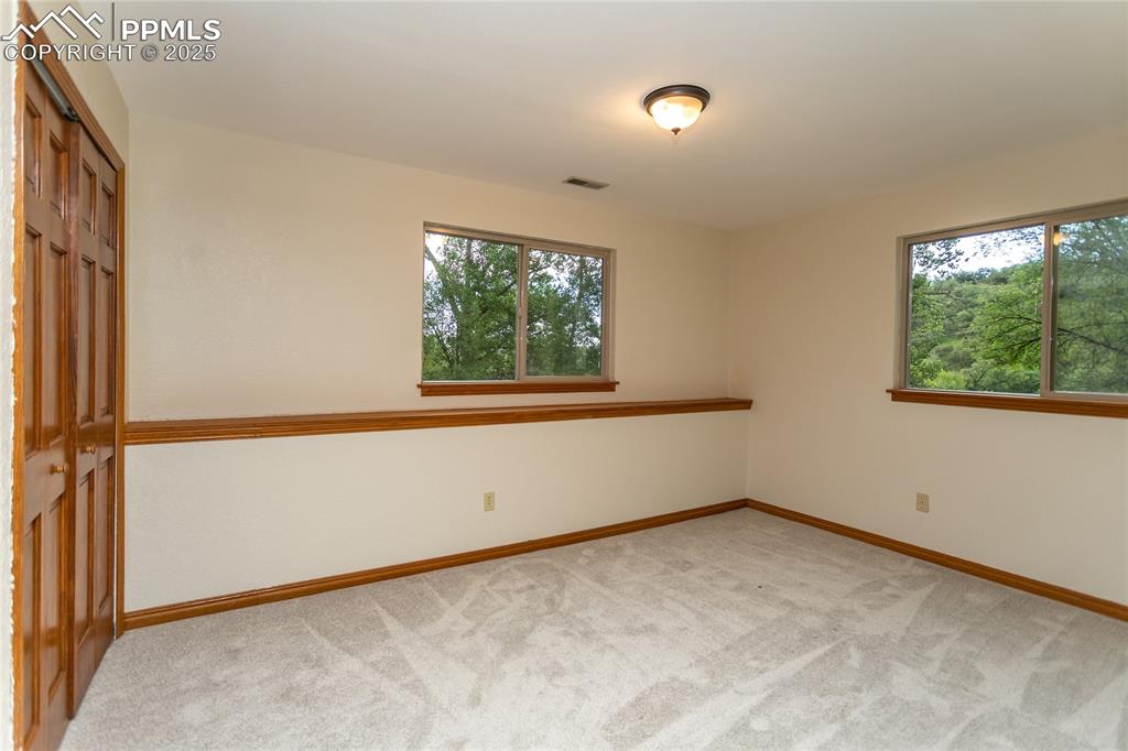 Image 15 of 24: Bedroom
