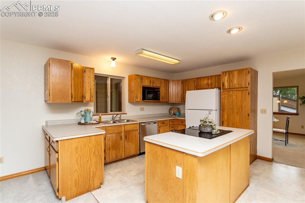 Image 5 of 24: Kitchen