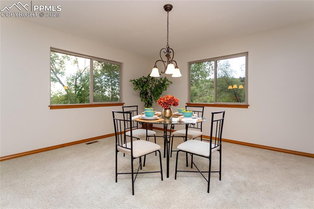 Image 7 of 24: Dining Area
