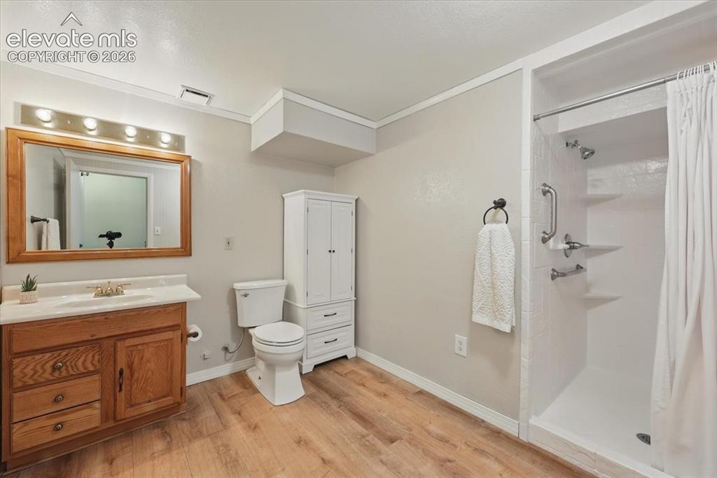 Image 14 of 39: Bathroom