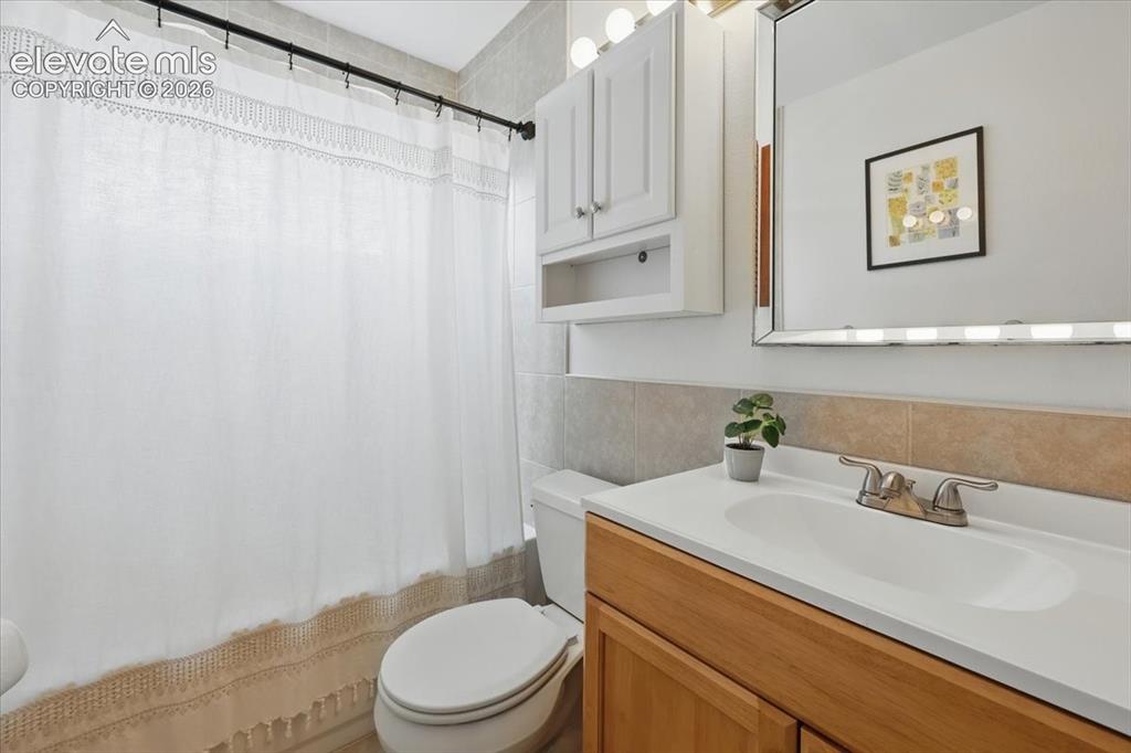 Image 18 of 39: Bathroom