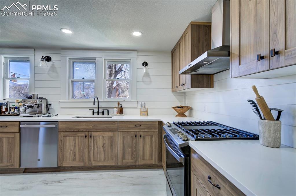 Image 14 of 47: Kitchen