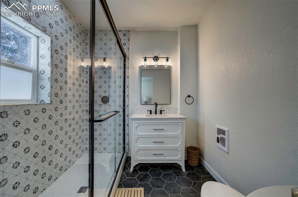 Image 25 of 47: Bathroom