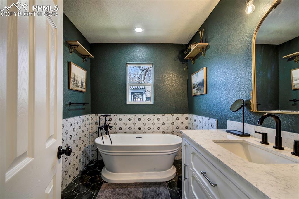 Image 28 of 47: Bathroom