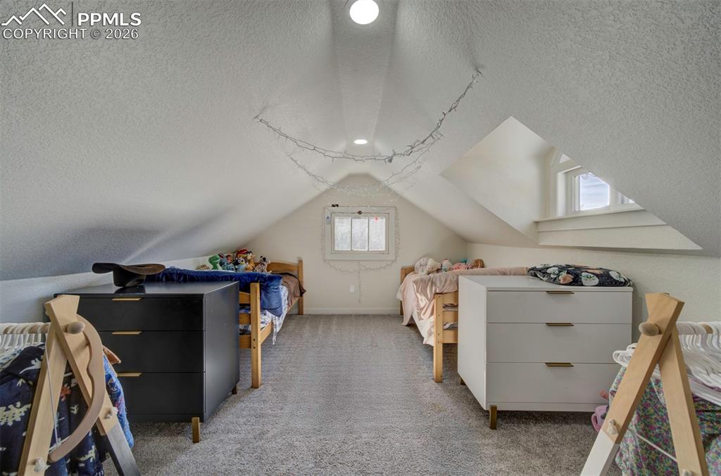 Image 31 of 47: Bedroom