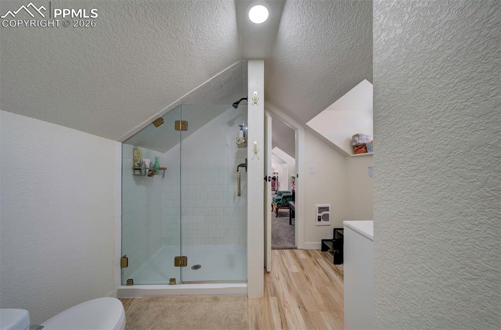 Image 34 of 47: Bathroom