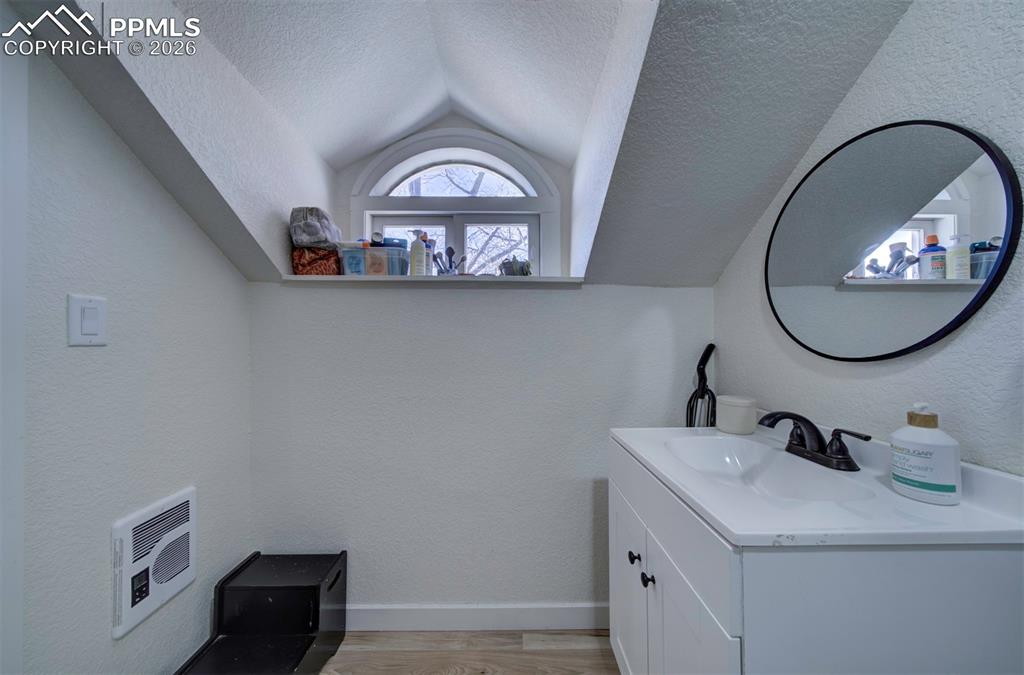 Image 35 of 47: Bathroom