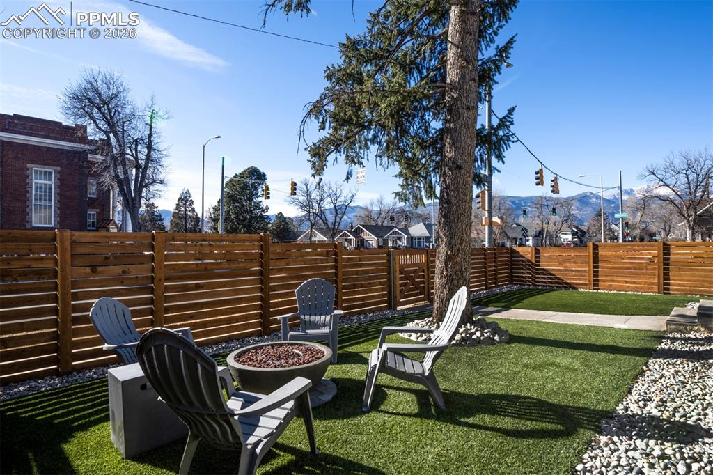 Image 40 of 47: Yard