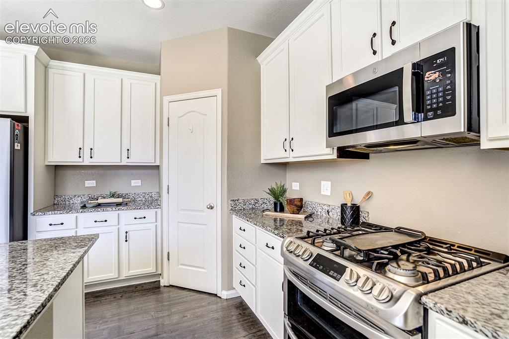 Image 12 of 50: Kitchen