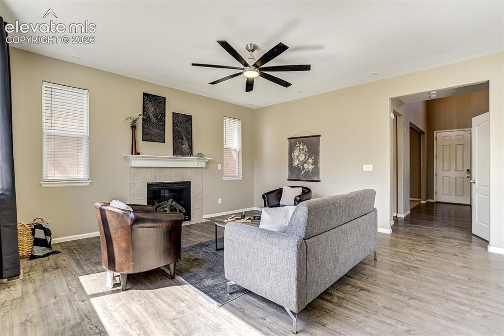 Image 8 of 50: Living Room
