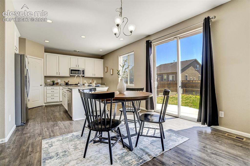 Image 9 of 50: Dining Area