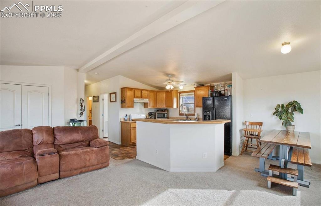 Image 13 of 32: Kitchen