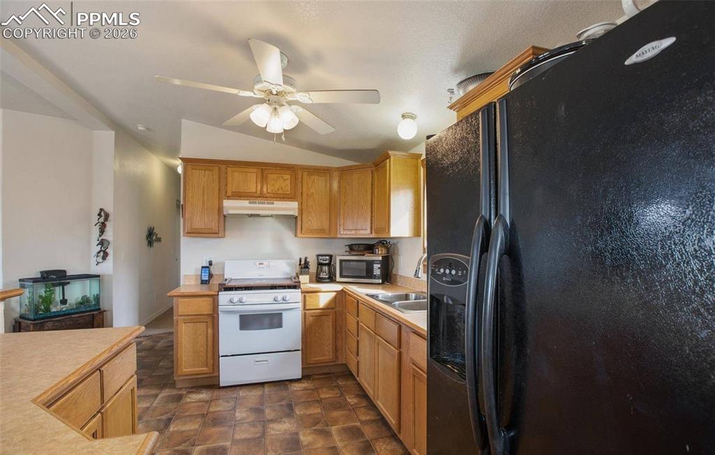 Image 17 of 32: Kitchen