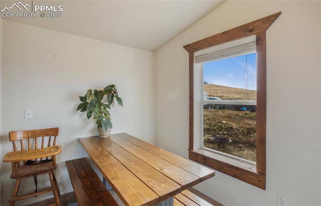 Image 18 of 32: Dining Area