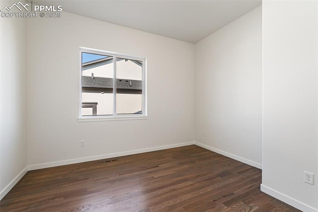 Image 18 of 45: Office