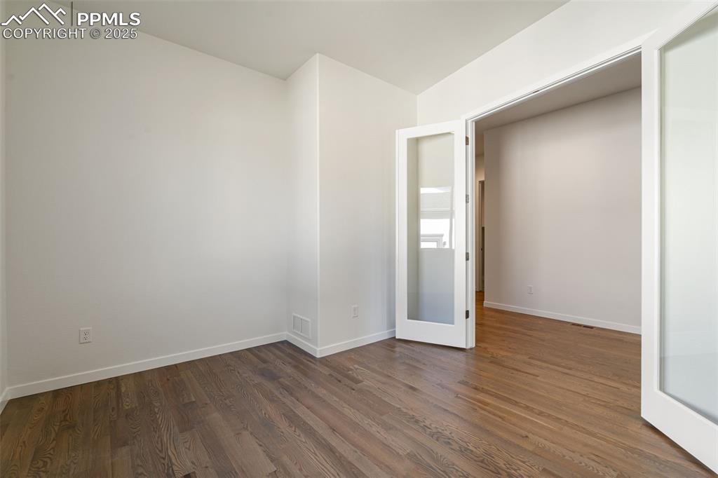 Image 19 of 45: Office