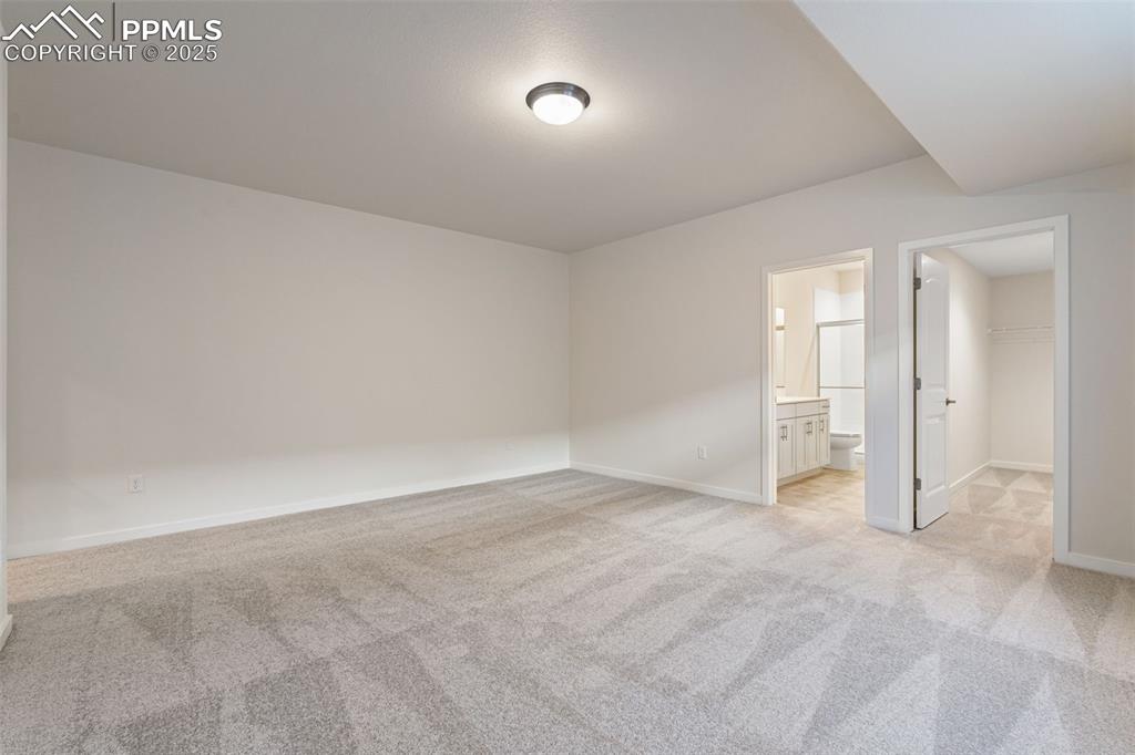 Image 32 of 45: Guest Quarters