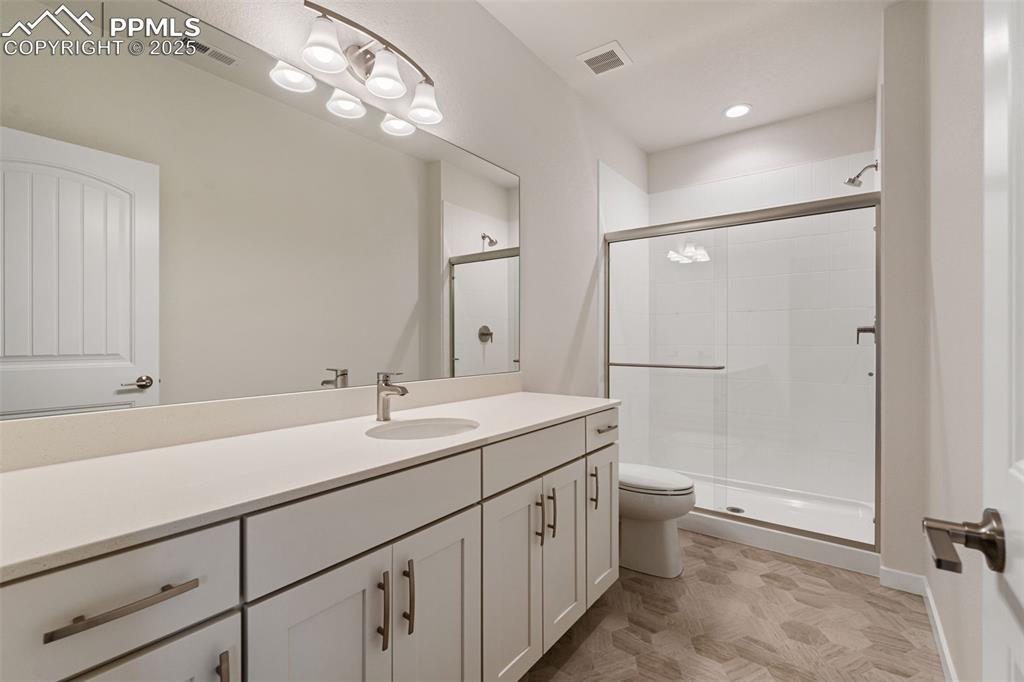 Image 34 of 45: Bathroom