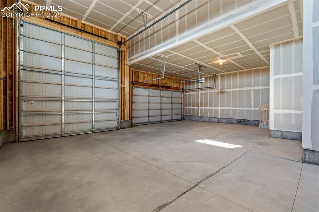 Image 40 of 45: Garage