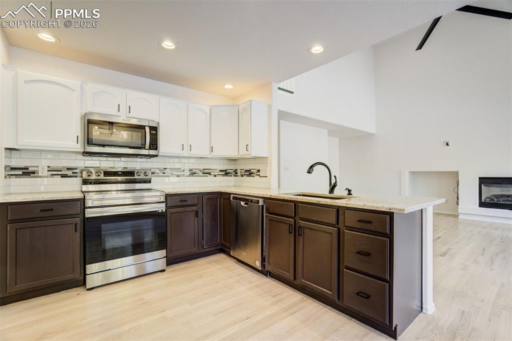 Image 15 of 50: Kitchen