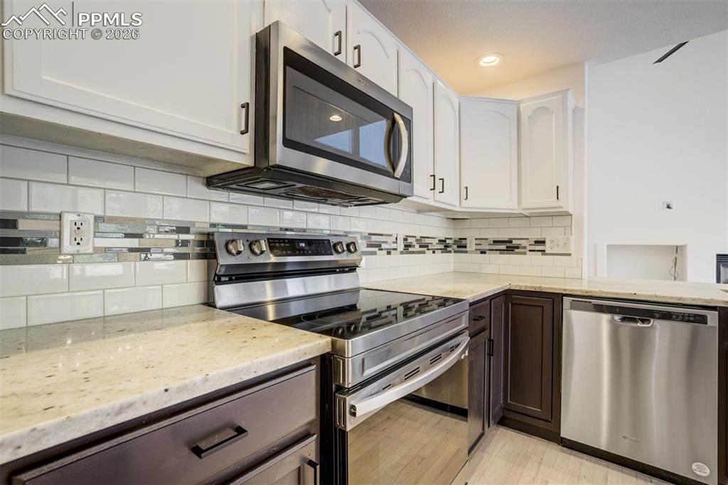 Image 16 of 50: Kitchen