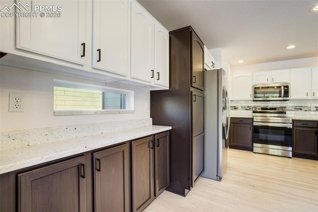 Image 18 of 50: Kitchen