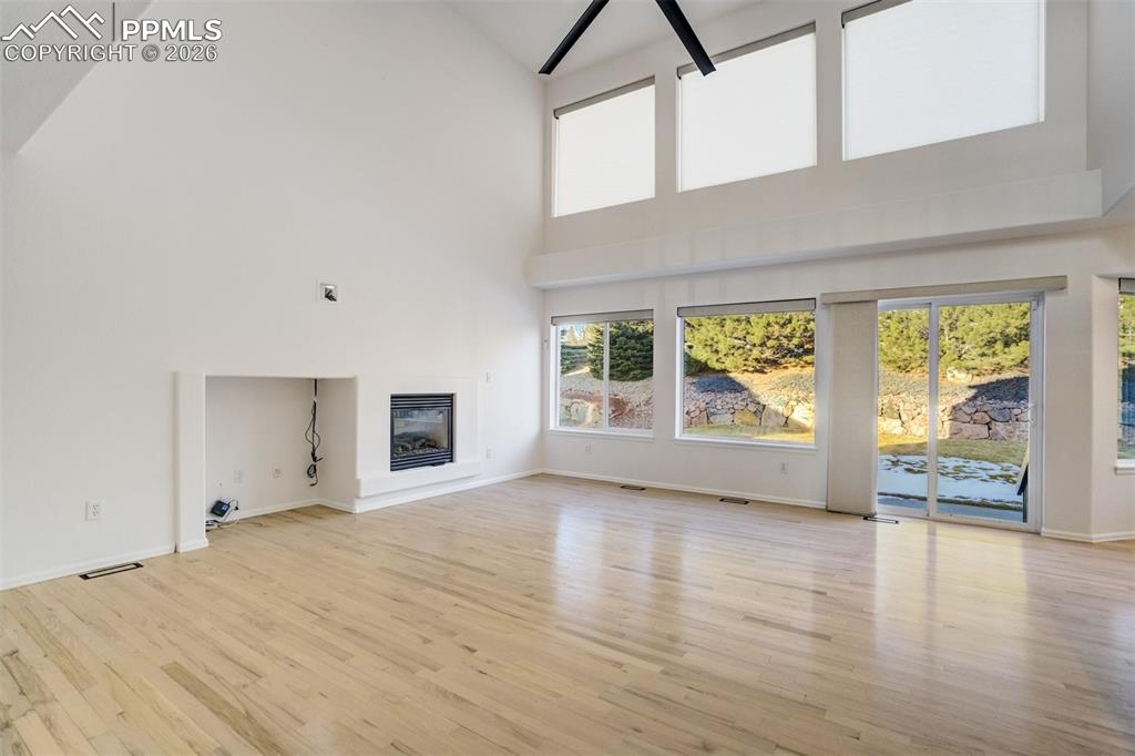 Image 19 of 50: Living Room