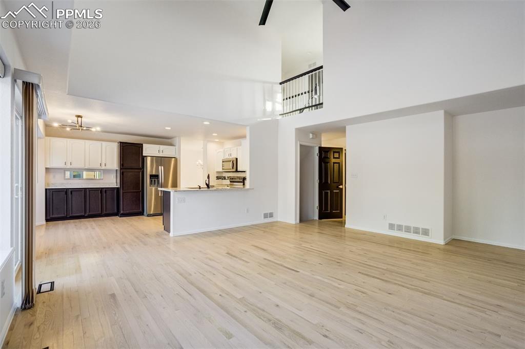 Image 21 of 50: Living Room