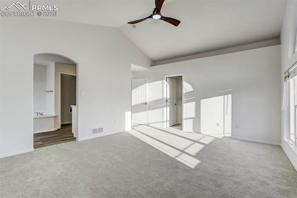 Image 26 of 50: Bedroom