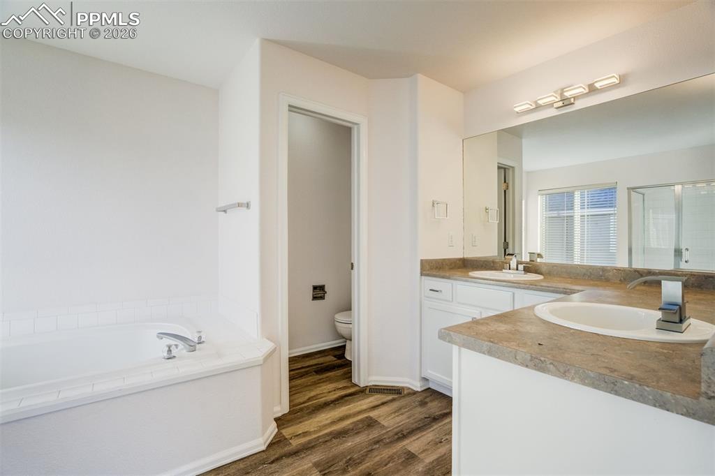 Image 27 of 50: Bathroom