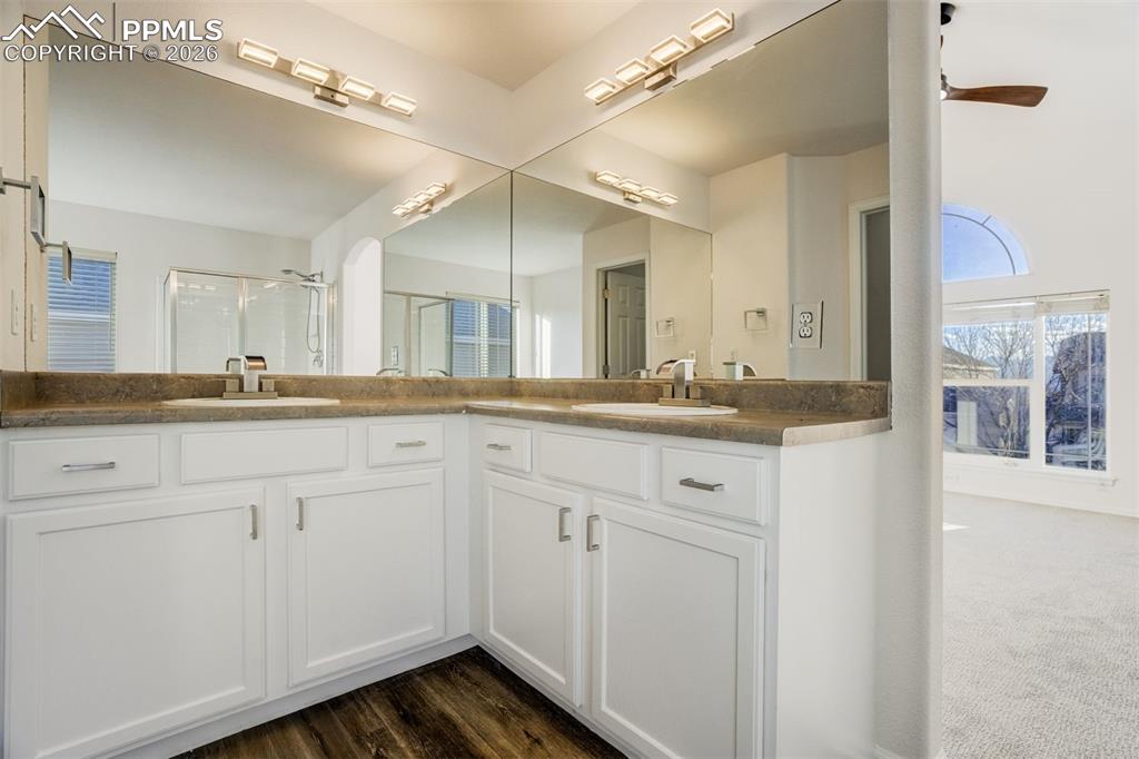 Image 28 of 50: Bathroom