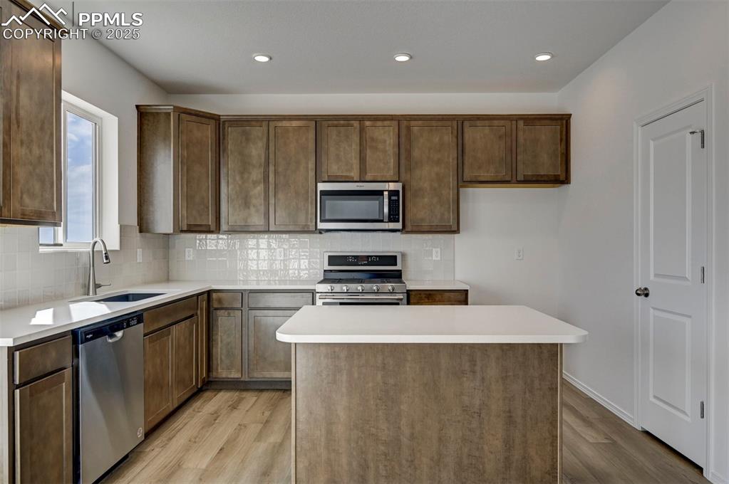 Image 10 of 17: Kitchen