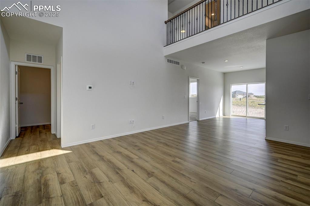 Image 19 of 23: Living Room