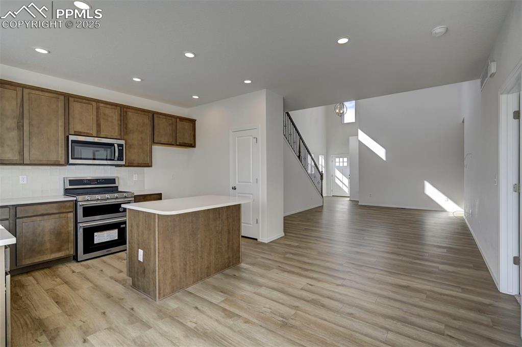 Image 7 of 17: Kitchen