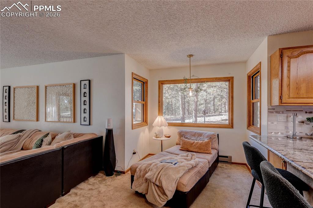 Image 16 of 47: Breakfast Area