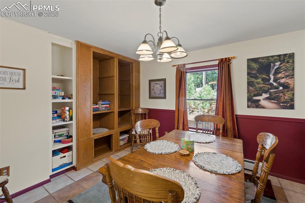 Image 13 of 50: Dining Area
