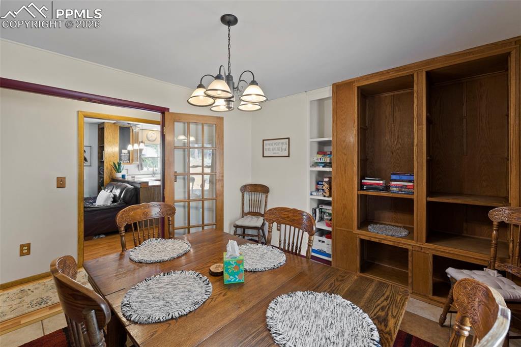 Image 14 of 50: Dining Area