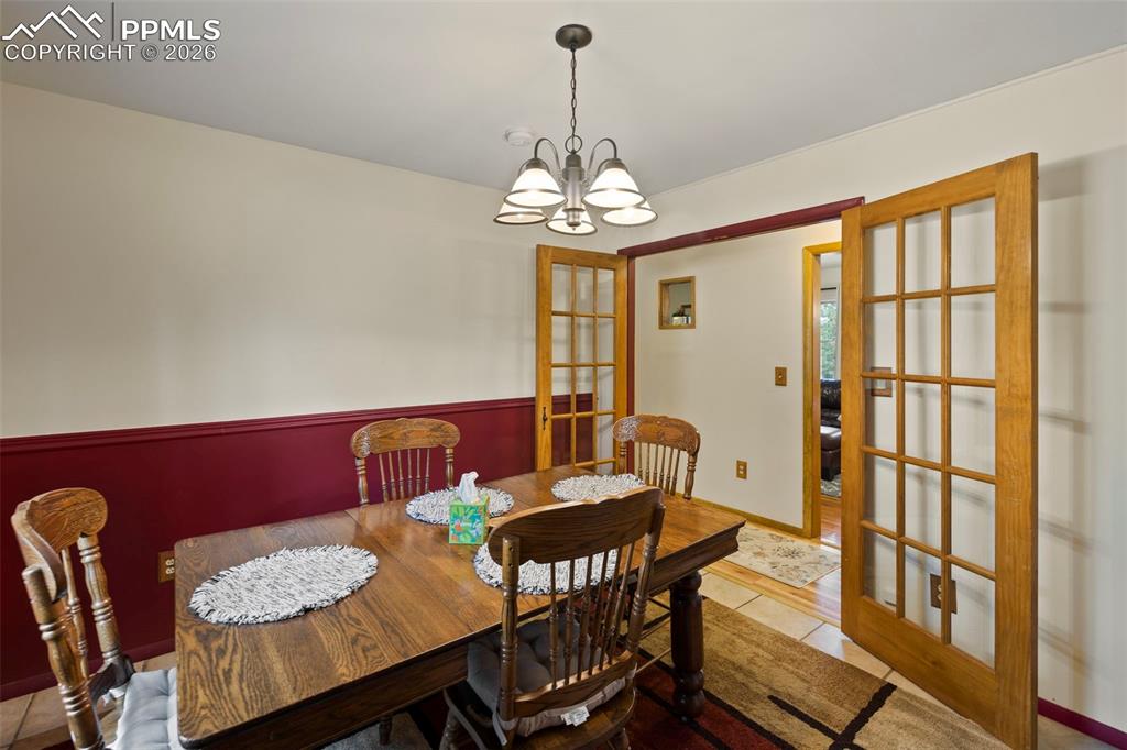 Image 15 of 50: Dining Area