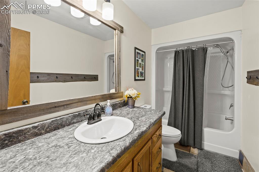 Image 18 of 50: Bathroom